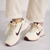 کتونی نایک کرم زرشکی 2